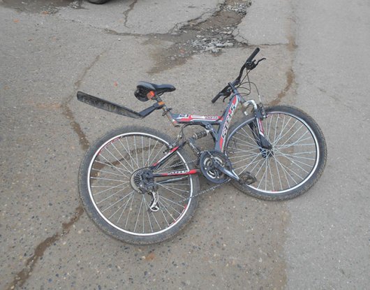 В Удмуртии легковушка сбила 11-летнего велосипедиста