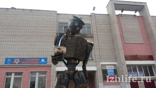 Во дворе школы №93 в Ижевске появилась скульптура робота