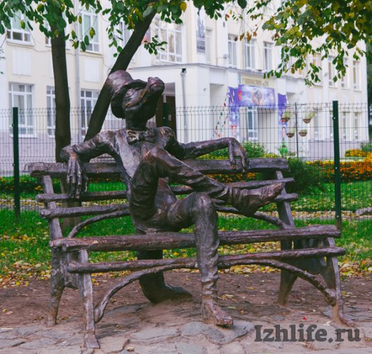 Есть повод: памятник Крокодилу в Ижевске отметил свой день рождения