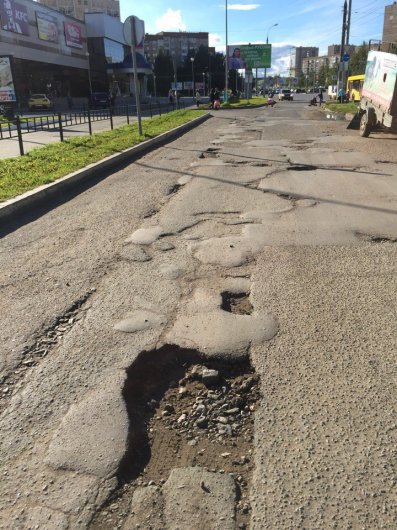 В яме на съезде с улицы Ленина в Ижевске порезал колеса Jaguar XF