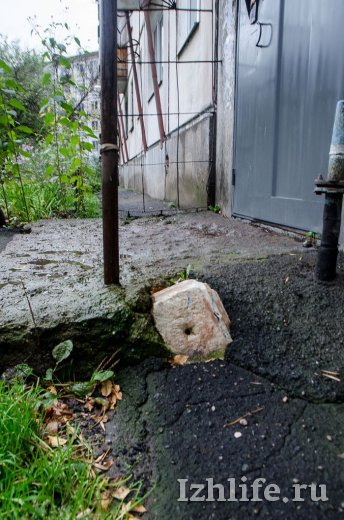 Под ступенькой подъезда дома на Воровского в Ижевске нашли могильную плиту