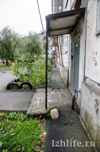 Под ступенькой подъезда дома на Воровского в Ижевске нашли могильную плиту