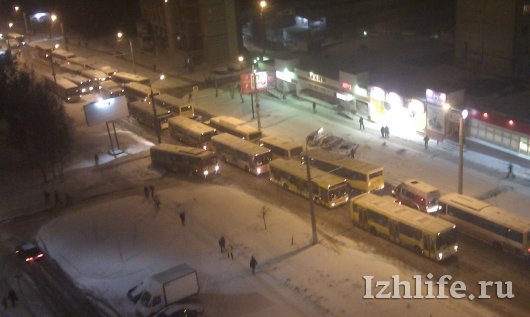 Снегопад в Ижевске: автомобили в кюветах и заносы на дорогах