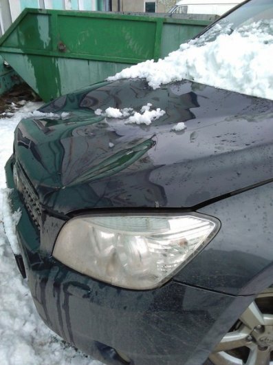 В Ижевске от схода снега с крыши пострадала машина