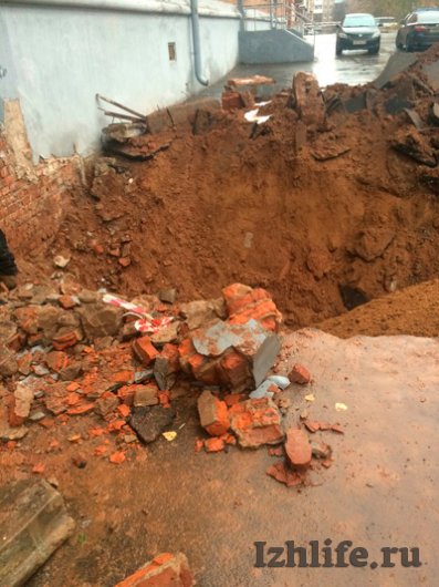 Около одного из домов Ижевска коммунальщики выкопали яму у самого входа в подъезд