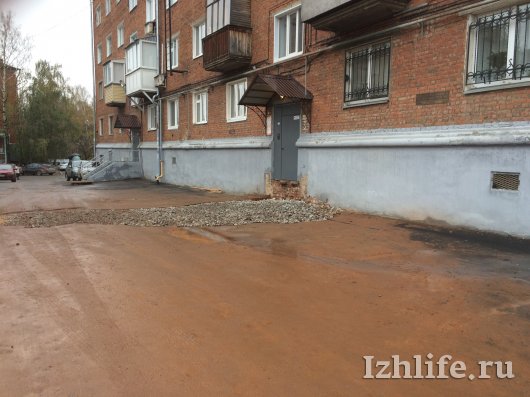 Рабочие закопали яму у крыльца дома №11 по ул. 50 лет Октября