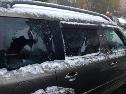 В Ижевске вандалы разбили окна машины