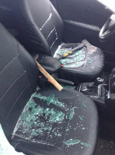 В Ижевске вандалы разбили окна машины