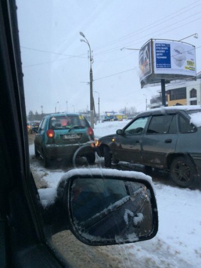 Из-за снега на дорогах Ижевска зарегистрировано множество мелких ДТП