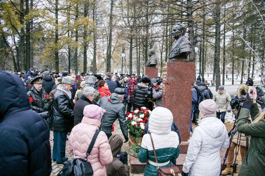 В Ижевске установили памятники Михаилу Калашникову и Дмитрию Устинову