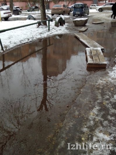 Во дворе дома № 199 на ул. 9 Января в Ижевске сильное повреждение на коммунальных сетях привело к потопу