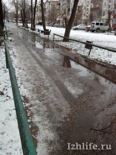 Во дворе дома № 199 на ул. 9 Января в Ижевске сильное повреждение на коммунальных сетях привело к потопу