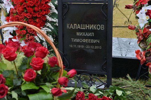 Глава Удмуртии возложил цветы к могиле Михаила Калашникова в Москве