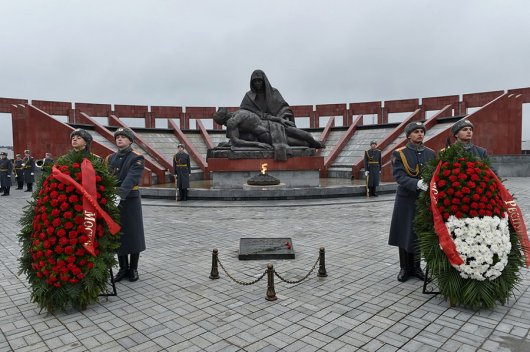 Глава Удмуртии возложил цветы к могиле Михаила Калашникова в Москве