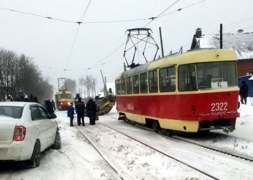 В Ижевске из-за перевернувшегося автомобиля такси встали трамваи