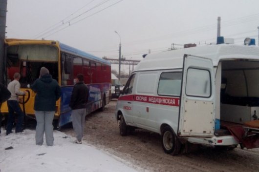 В Ижевске из-за утреннего снегопада автобус въехал в столб