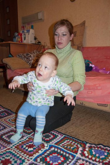 В Ижевске волонтеры связали плед для мамы двух детей-инвалидов