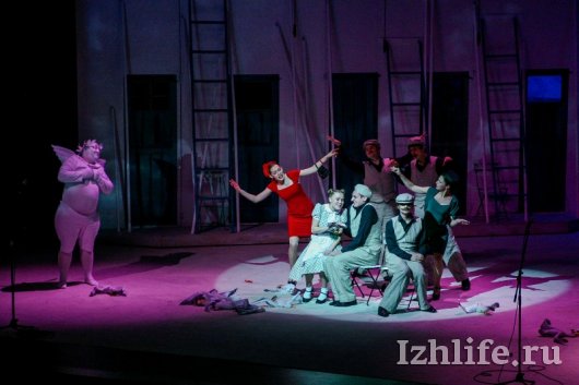 Юбилей Драмтеатра Удмуртии: поздравление от Калягина и комедия со стреляющими актерами