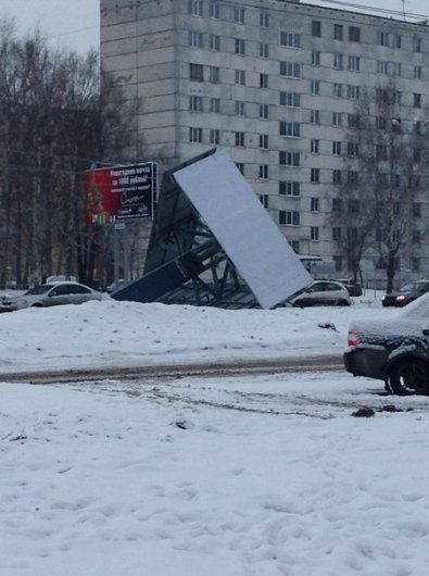 Демонтаж билборда на перекрестке улиц Удмуртской и 10 лет Октября ижевчане приняли за обрушение конструкции