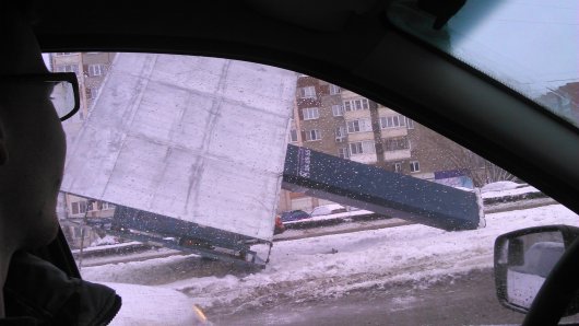 Демонтаж билборда на перекрестке улиц Удмуртской и 10 лет Октября ижевчане приняли за обрушение конструкции
