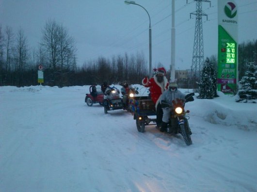 По Ижевску ездят мотоциклисты переодевшиеся в костюмы Деда Мороза и Зайки