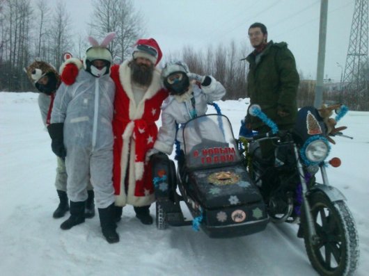 По Ижевску ездят мотоциклисты переодевшиеся в костюмы Деда Мороза и Зайки