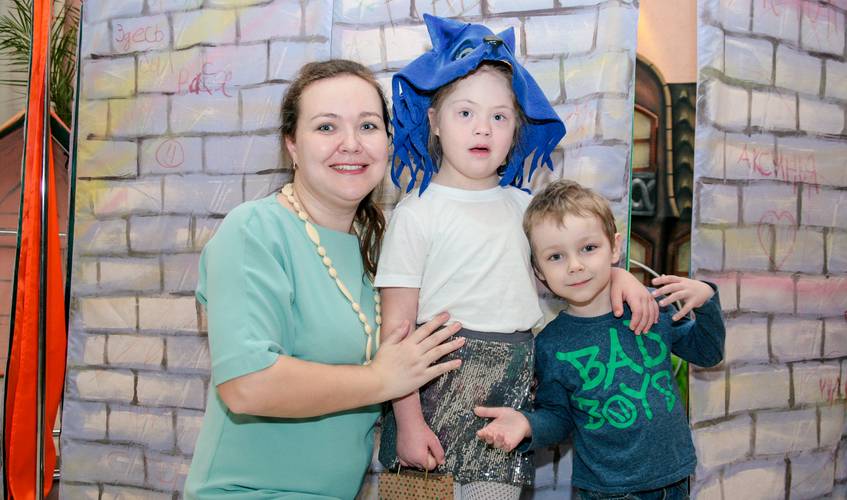 Ксения Кровко с дочкой Кирой и сыном Мишей. Кира занимается в театре 3 года, Миша ходит с ней за компанию.