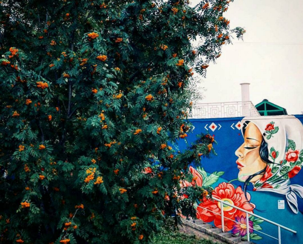 Американская художница Нани Чакон сделала фреску на стене ВЦ «Галерея» 