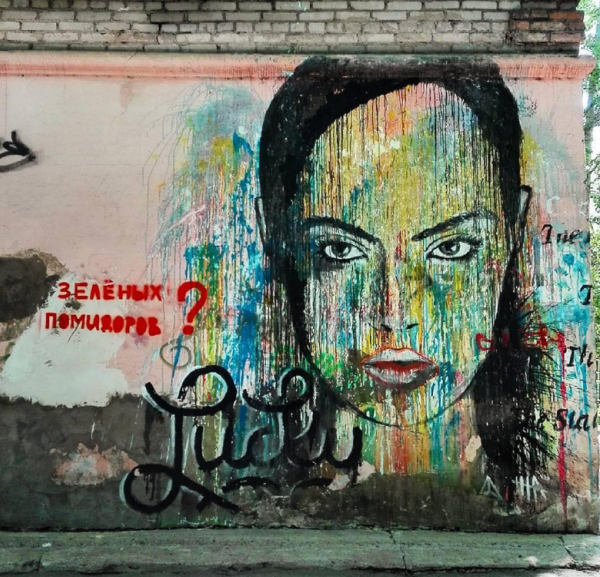 Модель и актрису Кару Делевинь изобразили на доме № 2 по улице Авангардной