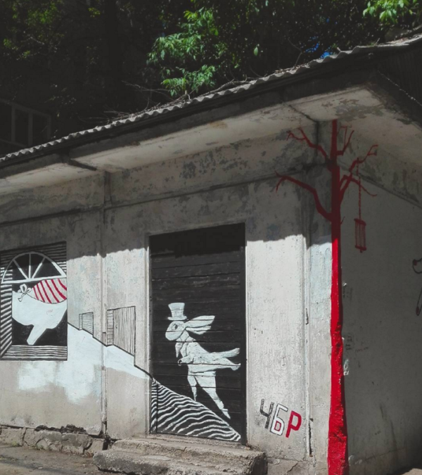 В районе Культбазы художники оставляют множество граффити