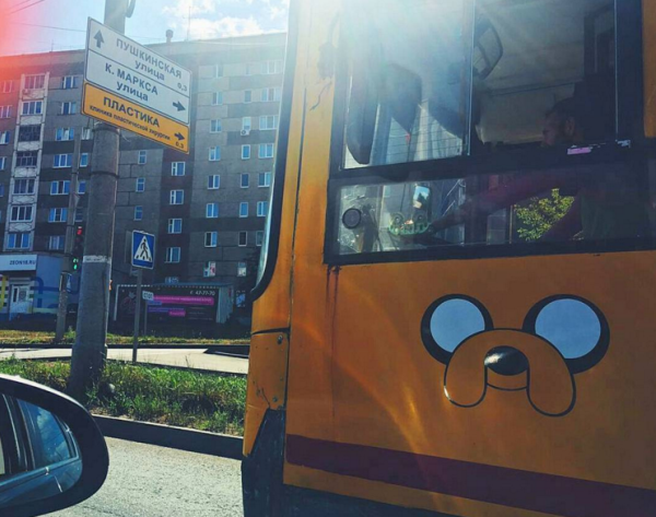 Ижевчане не один раз фотографировали автобус с изображением героя из «Времени приключений»