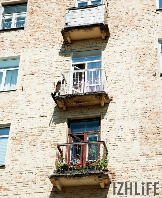 Балкончики в доме скорее декоративные, поэтому хлама на них почти нет. Зато цветы - есть