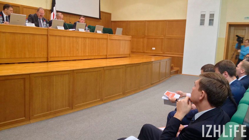 Министр ЖКХ Удмуртии Иван Маринин на совещании с замом полпреда в ПФО