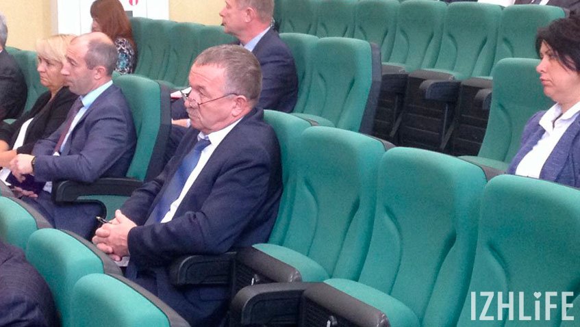 Еще один из слушателей на совещании - и.о. вице-премьера Удмуртии, отвечающий за ЖКХ, Рафис Касимов