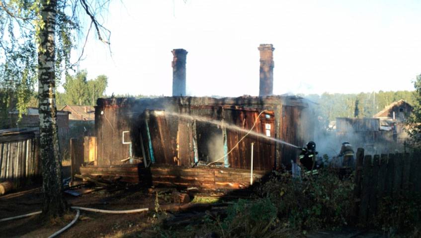 28 августа около 5 утра в Ягуле загорелся жилой дом на улице Комсомольская. На место прибыло 4 единицы техники. Никто не пострадал. По предварительной причине, это был поджог.