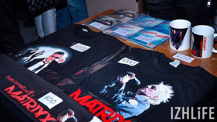 Группа привезла с собой фирменные диски и футболки. После концерта можно было попросить поставить на них автограф