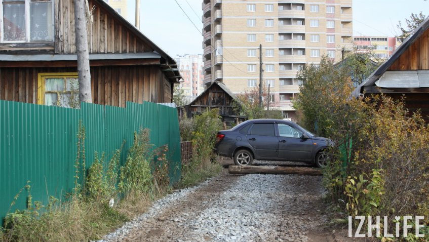 Дорога, ведущая на стройку, находится в госсобственности, но садоводы загораживают ее своими автомобилями 