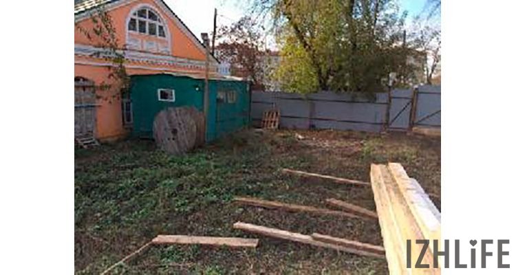 На снимках, которые появились в Интернете, видно, что около дома Лятушевича уже начались ремонтные работы