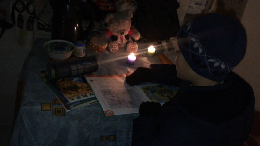 Детям приходится учить уроки при свечах, в комнате с 5 градусами тепла
