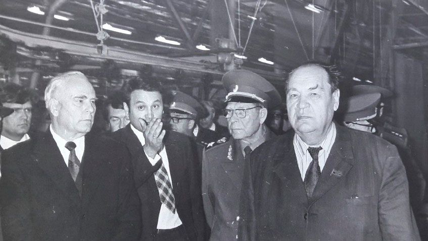 Иван Белобородов (крайний справа), маршал СССР Дмитрий Устинов (второй справа) и Глава республиканского обкома КПСС Валерий Марисов (четвертый справа) на одном из производств