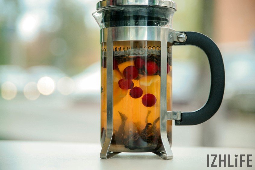 Заварите чай и добавьте в него все ингредиенты: мед, ягоды и апельсин. Смешайте.