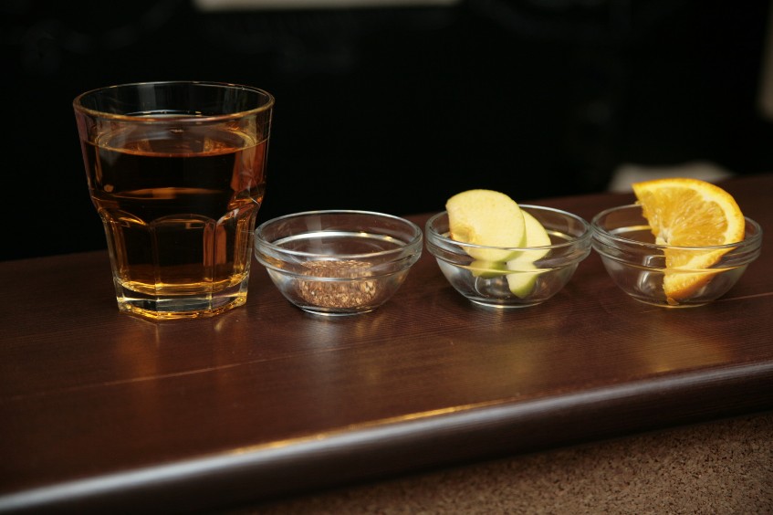 Что мне понадобится? 30 мл яблочного сока, 1 чайная ложка смеси для глинтвейна, 2 дольки яблока, 1 долька апельсина, 50 мл чая каркадэ Фото: Анастасия Малышева
