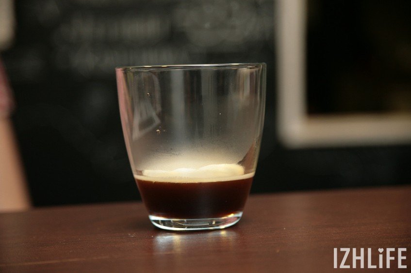 Сварите крепкий кофе в турке или с помощью кофе-машины сделайте эспрессо