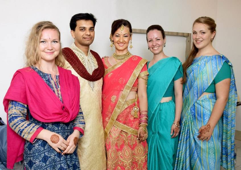 Даша с мужем, сестрой и любимыми подругами, которые сопровождали ее на свадьбе в Индии.