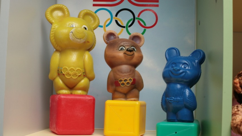 Игрушки являются своего рода атрибутами своего времени. Многие горожане приносили Олимпийских мишек, которые после Олимпиады-80 выпускали в огромных количествах. Наверное, в каждом есть такой мишка