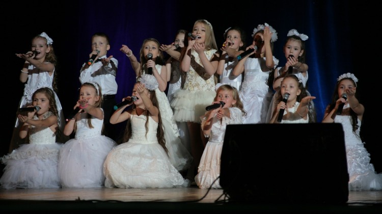 Концерт открывала ижевчанка Ксюша Пономаренко с песней «Алилуйя». Подпевали ей ученицы из студии «Дельфин», в которой занимается Ксения.