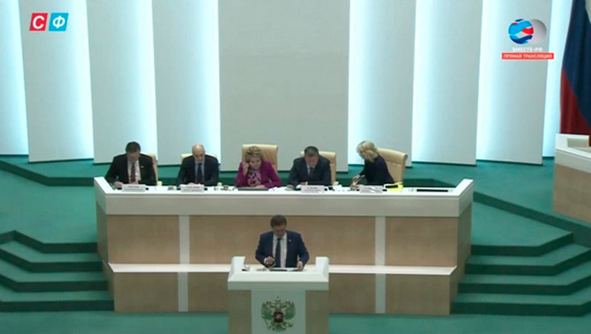 Владимир Невоструев во время выступления на парламентских слушаниях в Совете Федерации