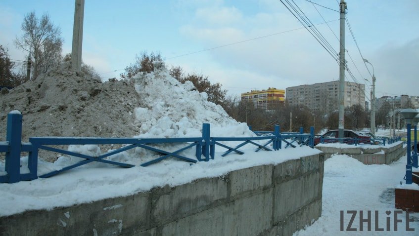 Вывозом снега занимкаются коммунальные службы города