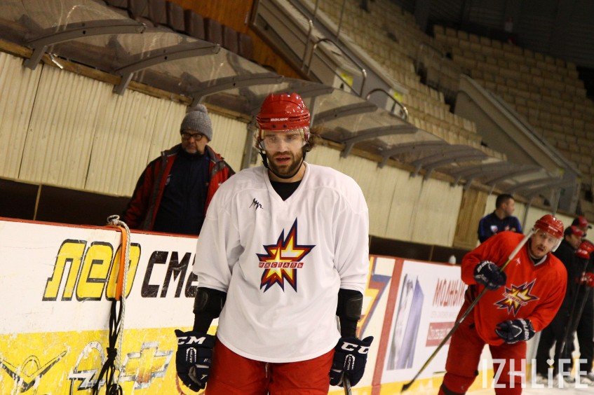 Во время выездных игр хоккеисты тренируются на том льду, где им предстоит играть