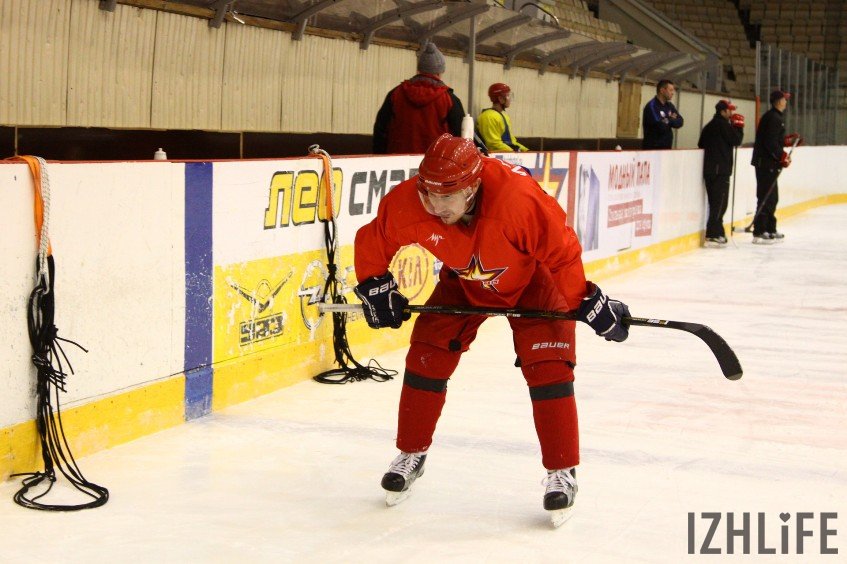 После тренировки на льду хоккеисты проводят время в тренажерном зале